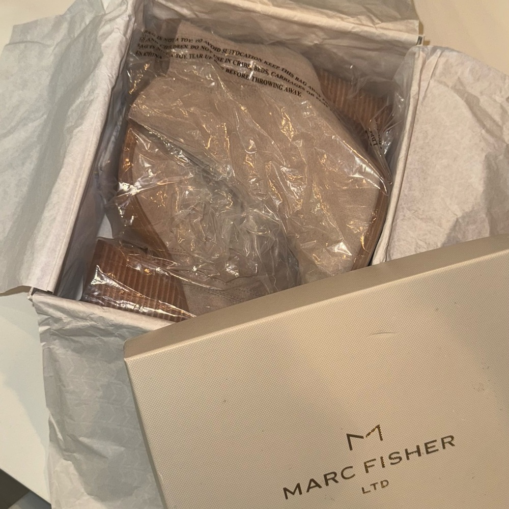 Marc Fisher Matter Chelsea Boot Women's Size US6 Beige Suede - Picture 4 of 11